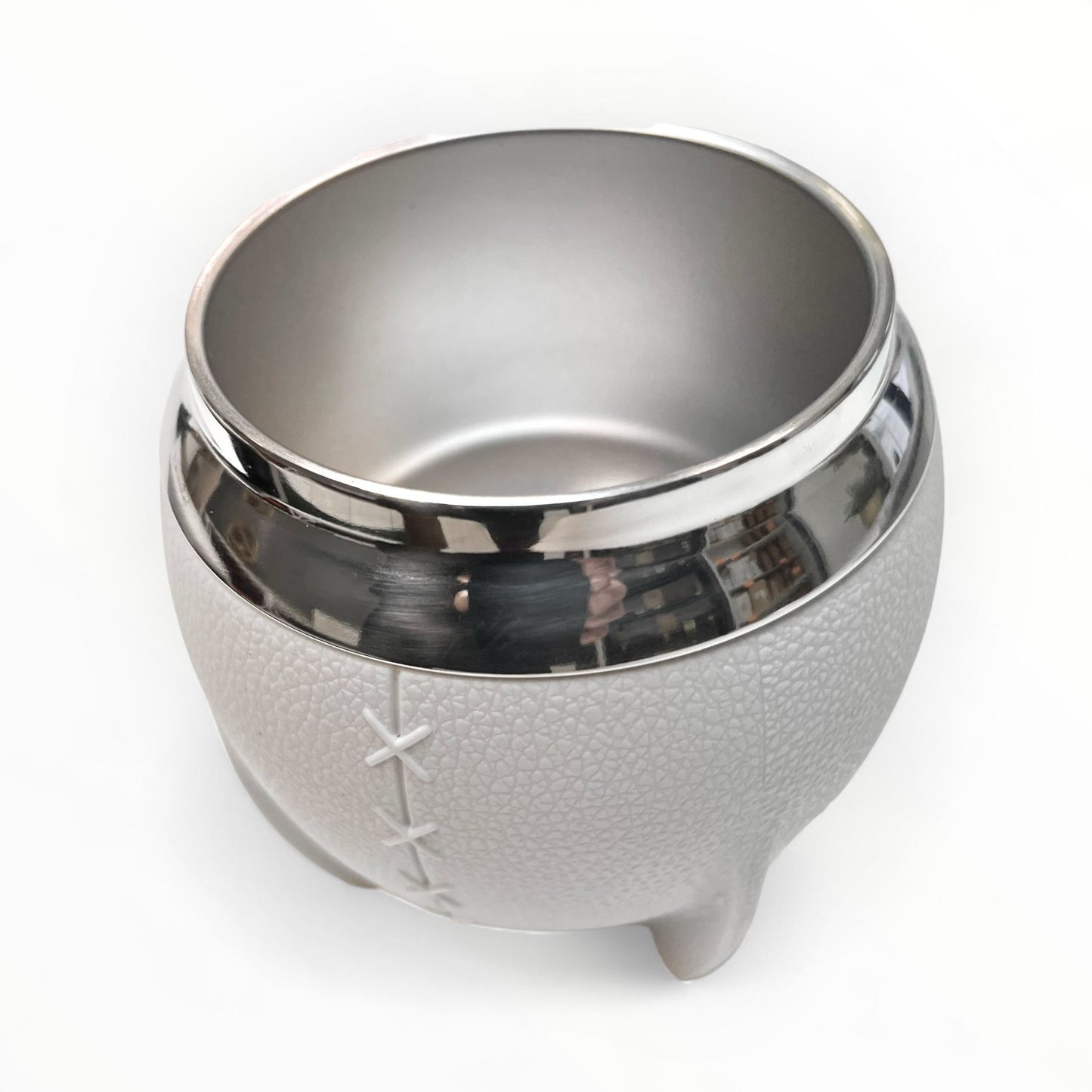 Calebasse blanche en cuir associée à une bombilla Bonita pour une expérience traditionnelle et sophistiquée.