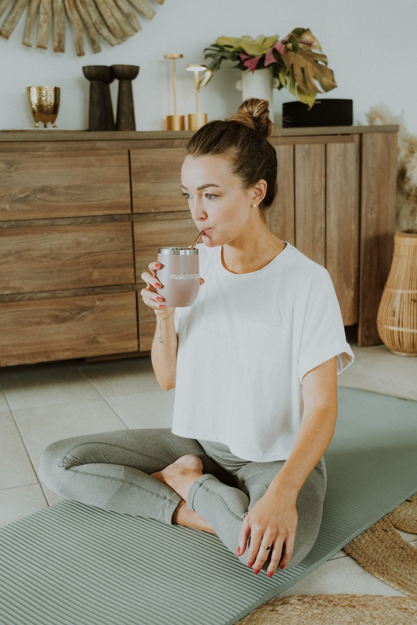 Femme dégustant un maté bio pour une énergie douce et naturelle