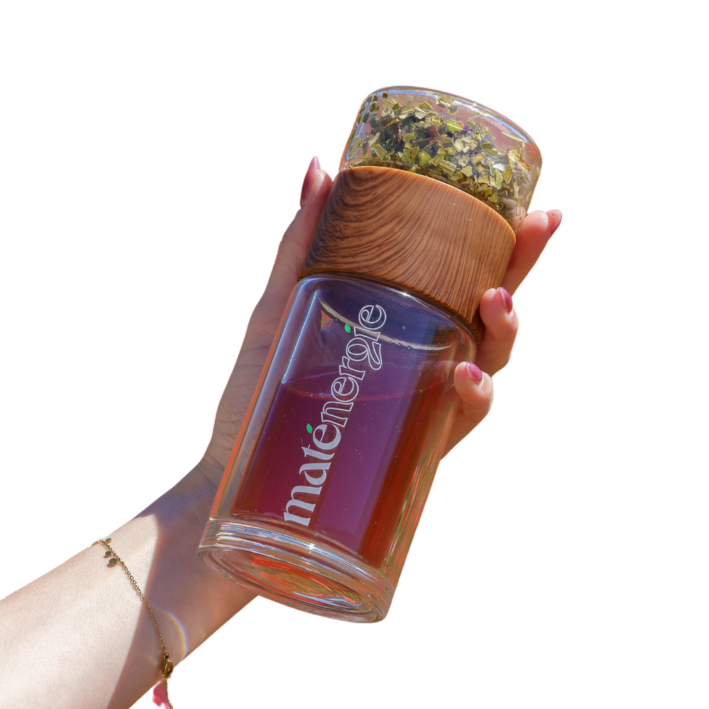 Infuseur en verre Amigo 210 ml avec bouchon en bois naturel, conçu pour une infusion contrôlée du maté, idéal pour une dégustation chaude ou froide.
