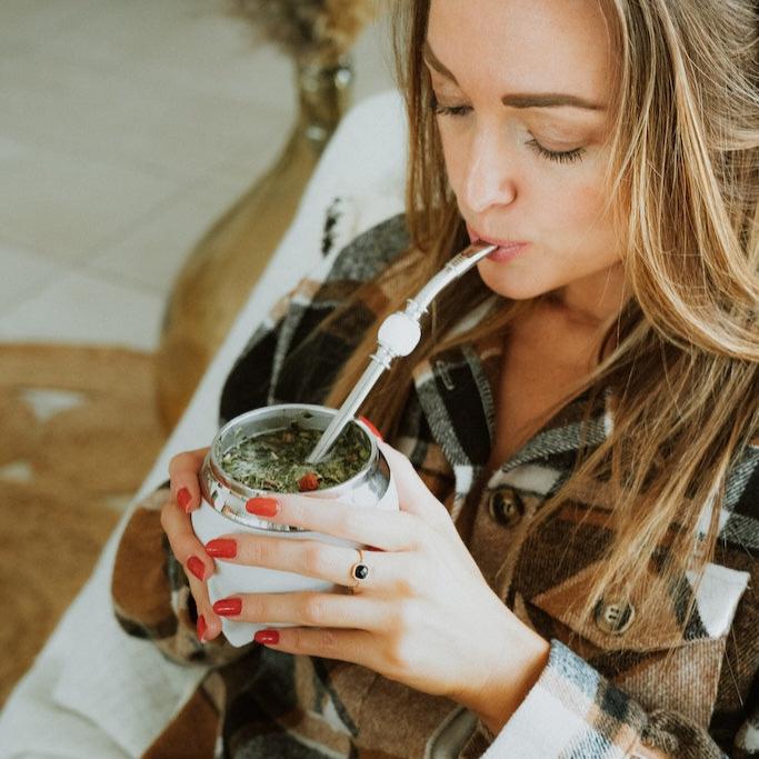 Calebasse Pampa blanche élégante avec design raffiné et contenance de 280 ml, idéale pour une dégustation de maté.