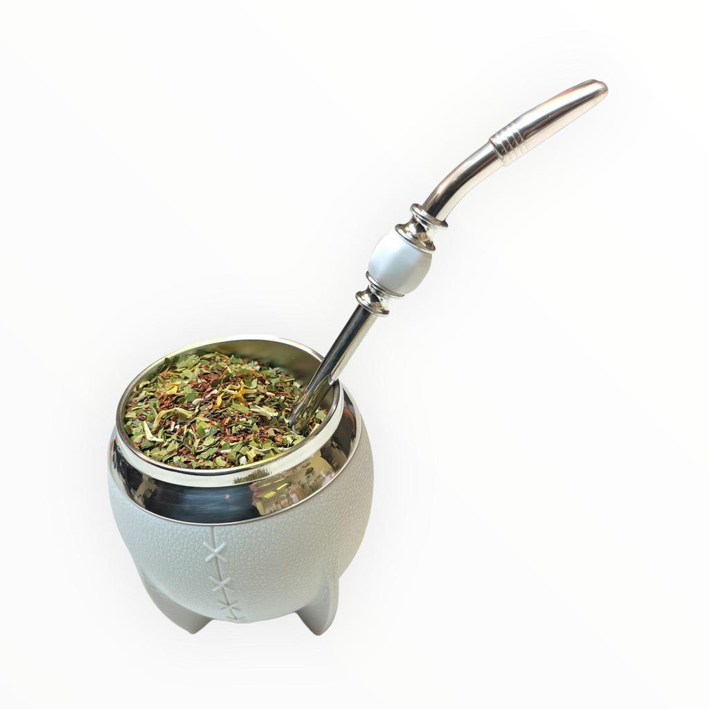 Calebasse en cuir blanche Pampa avec intérieur inox à double paroi pour maintenir la chaleur ou fraîcheur du maté.