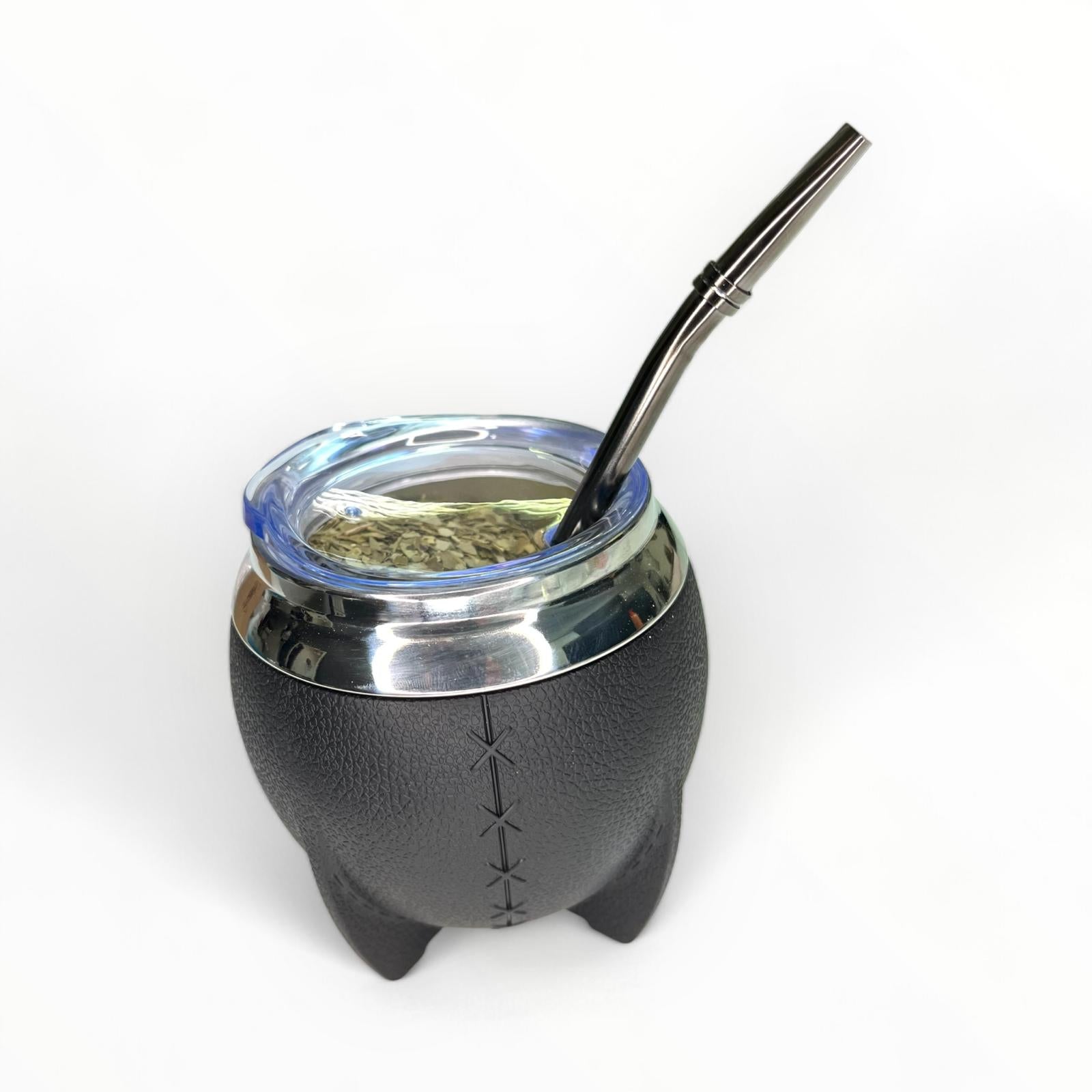 Calebasse noire en cuir avec bombilla Bonita, fusion de tradition et modernité pour savourer le maté.