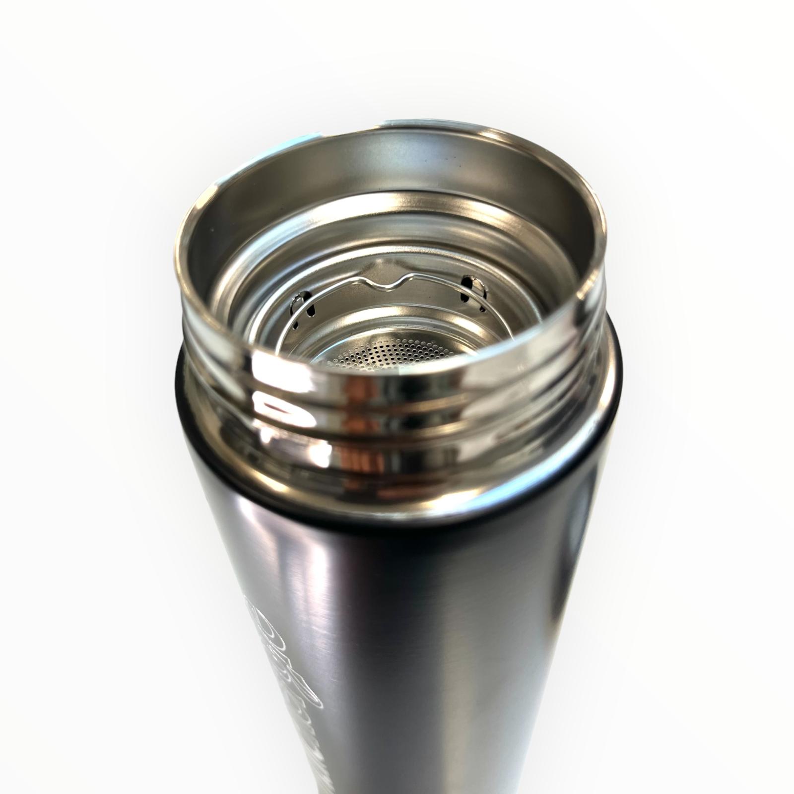 Thermos Noir avec bouchon en bois naturel, parfait pour les amateurs de maté en déplacement.